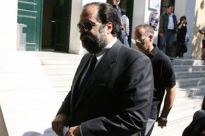 Απαντά με μηνύσεις ο Πατέρας