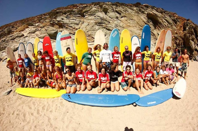 Κορίτσια που σερφάρουν στην Τήνο