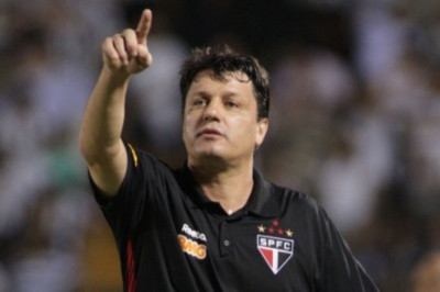 Τον απέλυσαν τα... δοκάρια (video)