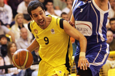 Ο ηγέτης Χατζής και ο εξαιρετικός Χολ