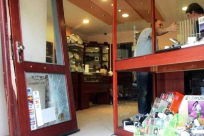 «Μπούκαραν» σε κοσμηματοπωλείο με αυτοκίνητο