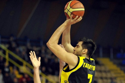 Πατέρας ο Χρήστος Ταπούτος!