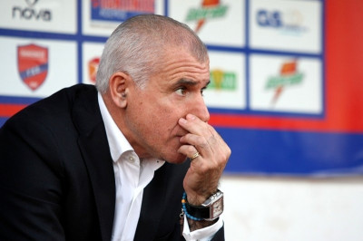 Πληθαίνουν οι «πονοκέφαλοι» του Αναστόπουλου