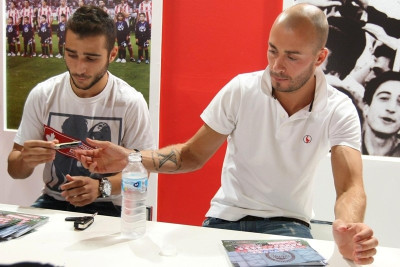 «Μοιράζουν» αυτόγραφα Φετφατζίδης και Γέστε