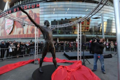 Έστησαν τρία... αγάλματα στην Άρσεναλ (video)