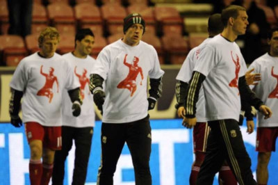 Φανελάκια... συμπαράστασης για τον Σουάρεζ