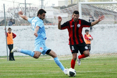 Στα «βυσσινί» κι επίσημα ο Καούνος