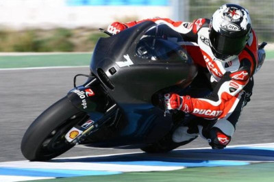 Ο Τσέκα δοκιμάζει την Ducati MotoGP του Ρόσι στη Χερέθ