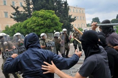 Τραυματίστηκε αστυνομικός στο Σύνταγμα
