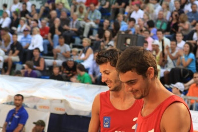 Αποχωρούν κι άλλοι...