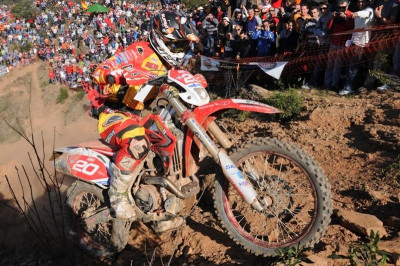 H FIM τιμά τον Μίκα Αχόλα