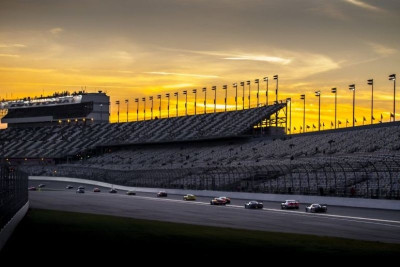 O ΜακΝις είναι πρώτος στις 24 ώρες της Daytona