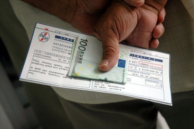 Μειώνουν μισθούς, αυξάνουν τιμολόγια