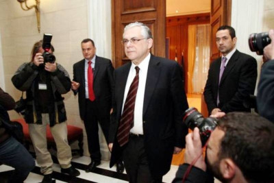 Ο Παπαδήμος δείχνει «μαχαίρι» σε μισθούς και συντάξεις