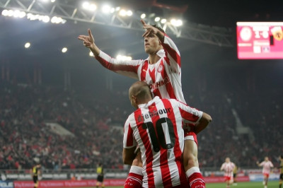 Αποθέωση για Μιραλάς