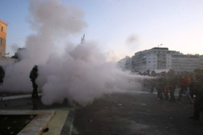 Παλαμάκια στον Θεοδωράκη και Γλέζο καθώς τους πάνε στο νοσοκομείο