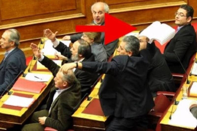 Πέταξαν στον Βενιζέλο τον τόμο του νέου μνημονίου