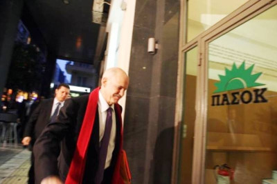 Προς εκλογή προέδρου από συνέδριο οδεύει το ΠΑΣΟΚ