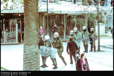 ΜΑΤατζής πιάνει από το λαιμό πολίτη (photos)