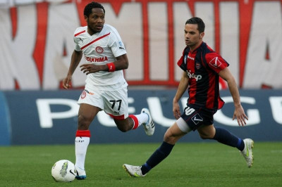 Θέλει να «δέσει» Μακούν στο «λιμάνι»