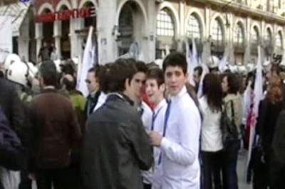Μούντζα μαθητών σε επίσημους στα Ιωάννινα (video)