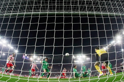 Με «βράχο» Κάρολ στους «16» του Europa League ο Ολυμπιακός (photos)
