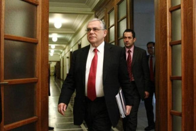 Προς ψήφιση από τη Βουλή η μείωση του κατώτατου μισθού