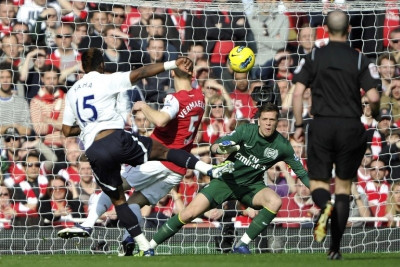 Πανηγύρισε το γκολ του Σαχά ο διαιτητής! (video)