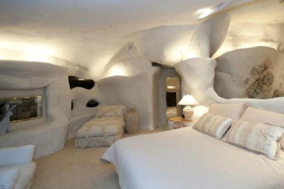 Αγόρασε την έπαυλη των… Φλίντστοουνς!