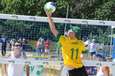 Ο πρίγκιπας Χάρι καρφώνει στο μπιτς βόλεϊ! (photos+video)