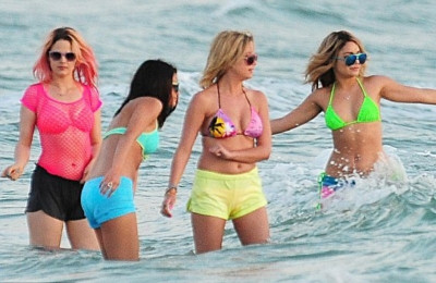 Η Βανέσα Χάντζενς και οι φίλες της είναι κακά κορίτσια! (photos)