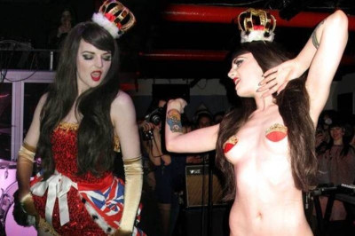 Η ξαδέρφη της Κέιτ και της Πίπα Μίντλεντον χορεύει γυμνή