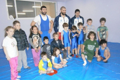 Ο Αρζουμανίδης στα παιδιά της Παλήνης