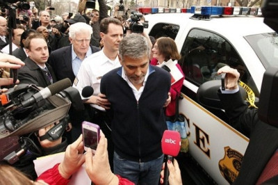 Συνέλαβαν τον Τζορτζ Κλούνεϊ και τον πατέρα του! (photos+video)