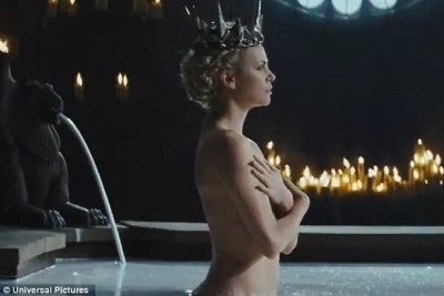 Η Σαρλίζ Θερόν ως γυμνόστηθη μητριά της Χιονάτης!