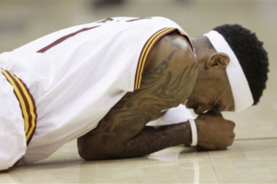 Τραυματισμός Γκίμπσον και αποδέσμευση Χόλινς