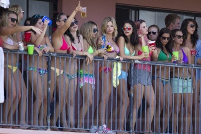 Η Βανέσα Χάντζενς, η Έλενα Γκόμεζ και οι φίλες τους κάνουν μπικίνι – πάρτι!