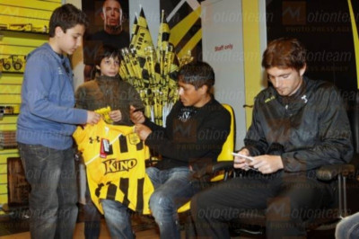 Στην μπουτίκ Ούμπιντες, Ακόστα και Γιαννιώτας