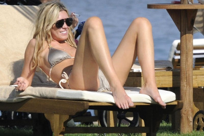 Η Άμπεϊ Κλάνσι κολυμπάει στο Ντουμπάι!