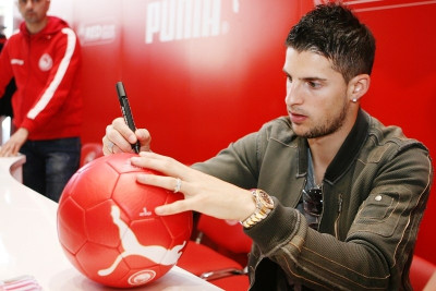 Λατρεία για Μιραλάς στο Red Store (photos+videos)