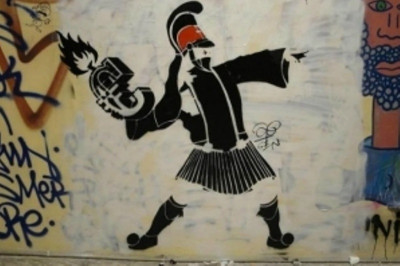 Ο τσολιάς με τη... μολότοφ!