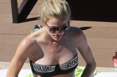 Η Brooklyn Decker σέξι στην πισίνα