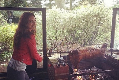 Η Κέλι Μπρουκ ψήνει αρνί αλά ελληνικά!