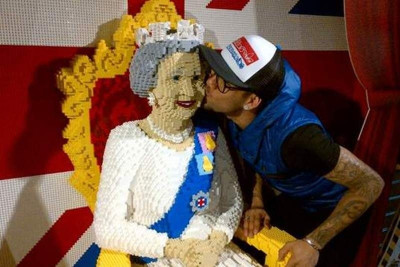 Φίλησε τη βασίλισσα ο Ντάνι Άλβες!