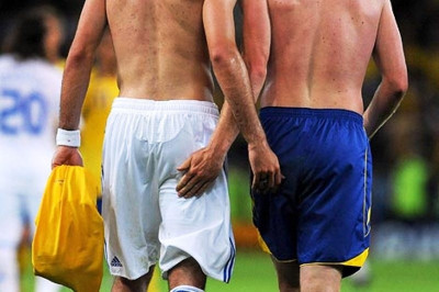 Ποδοσφαιριστής, ηθοποιός και δημοσιογράφος έγιναν... μαλλιά κουβάρια!