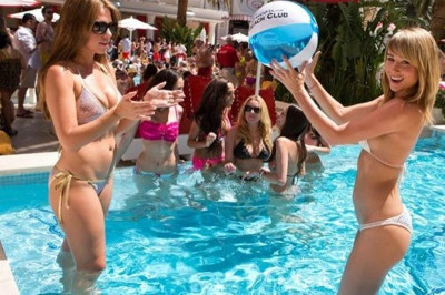 Σάρα Άντεργουντ: Η πιο σέξι γυναίκα στον κόσμο παίζει μπιτς βόλεϊ με τις φίλες της (photos+video)