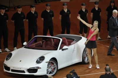 H Μαρία πήρε την Porsche (video)