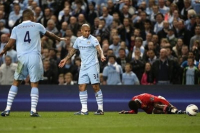 Don’t mess with De Jong! (videos)