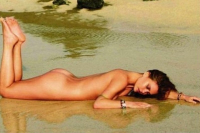 Μπαρ Ραφαέλι: Ολόγυμνη παίζει με τα κύματα και φωτογραφίζεται για… το facebook