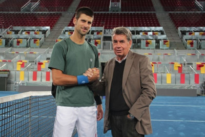 Ο Τζόκοβιτς πάτησε στο -μπλε- χώμα (video)